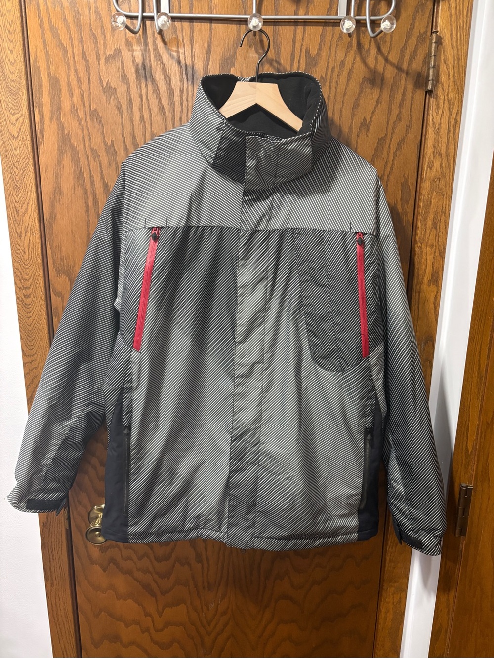 Body Glove 6111 Men's Monochrome Stripe Ski Jacket Red Zip Accents Medium